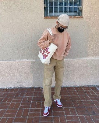 Weiße und rote Schuhe kombinieren – 500+ Herren Outfits: Kombinieren Sie ein rosa Sweatshirts mit einer beige Cord Chinohose für ein Alltagsoutfit, das Charakter und Persönlichkeit ausstrahlt. Komplettieren Sie Ihr Outfit mit weißen und roten Leder niedrigen Sneakers.