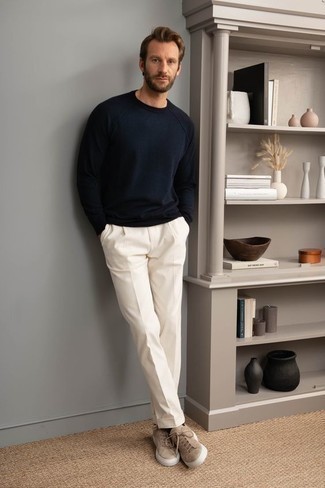 Wie Sweatshirts mit Chinohose zu kombinieren – 882+ Herren Outfits