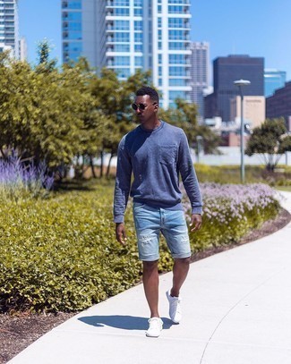 Jeansshorts kombinieren – 46 Lässige Herren Outfits warm Wetter: Ein dunkelblaues Sweatshirt und Jeansshorts sind eine großartige Outfit-Formel für Ihre Sammlung. Weiße Segeltuch niedrige Sneakers sind eine perfekte Wahl, um dieses Outfit zu vervollständigen.