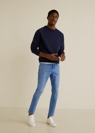 Wie Sweatshirts mit enger Jeans zu kombinieren – 97 Frühling Herren Outfits: Ein Sweatshirt und enge Jeans sind eine perfekte Wochenend-Kombination. Ergänzen Sie Ihr Look mit weißen Segeltuch niedrigen Sneakers. So einfach kann ein schöner Frühlings-Look sein.