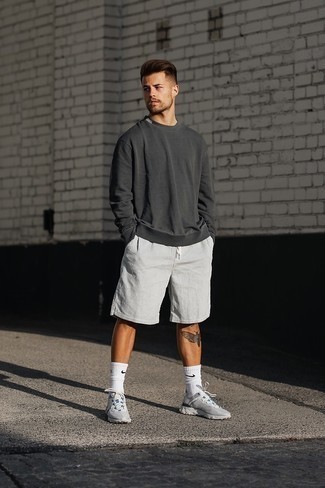 Shorts aus Seersucker kombinieren – 24 Herren Outfits: Vereinigen Sie ein dunkelgraues Sweatshirts mit Shorts aus Seersucker, um mühelos alles zu meistern, was auch immer der Tag bringen mag. Wählen Sie die legere Option mit grauen Sportschuhen.