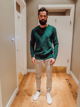 Hellbeige Jogginghose kombinieren – 73 Herren Outfits: Kombinieren Sie ein dunkelgrünes Sweatshirts mit einer hellbeige Jogginghose für einen entspannten Wochenend-Look. Weiße Segeltuch niedrige Sneakers sind eine kluge Wahl, um dieses Outfit zu vervollständigen.