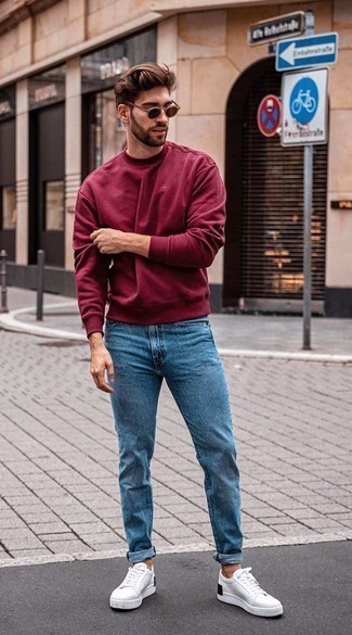 30 Jährige: Roten Pullover kombinieren – 500+ Herren Outfits: Kombinieren Sie einen roten Pullover mit blauen Jeans, um einen lockeren, aber dennoch stylischen Look zu erhalten. Fühlen Sie sich ideenreich? Ergänzen Sie Ihr Outfit mit weißen und schwarzen Segeltuch niedrigen Sneakers.