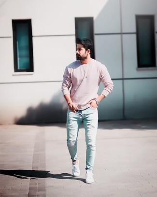 30 Jährige: Hellblaue enge Jeans mit Destroyed-Effekten kombinieren – 71 Lässige Herren Outfits warm Wetter: Entscheiden Sie sich für Komfort in einem rosa Sweatshirt und hellblauen engen Jeans mit Destroyed-Effekten. Fühlen Sie sich ideenreich? Ergänzen Sie Ihr Outfit mit weißen Segeltuch niedrigen Sneakers.