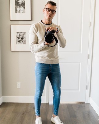 Hellbeige Sweatshirts kombinieren – 152 Herren Outfits: Kombinieren Sie ein hellbeige Sweatshirts mit blauen engen Jeans für einen entspannten Wochenend-Look. Weiße Leder niedrige Sneakers sind eine kluge Wahl, um dieses Outfit zu vervollständigen.