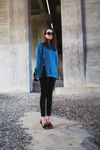 Blauen Pullover kombinieren – 354 Damen Outfits: Probieren Sie diese Kombination aus einem blauen Pullover und schwarzen engen Jeans - mehr brauchen Sie nicht, um einen Casual-Look zu erzeugen. Fühlen Sie sich ideenreich? Entscheiden Sie sich für braunen Wildleder Slipper mit Leopardenmuster.