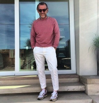 Fuchsia Sweatshirts kombinieren – 79 Herren Outfits: Entscheiden Sie sich für ein fuchsia Sweatshirts und eine weiße Chinohose für ein sonntägliches Mittagessen mit Freunden. Fühlen Sie sich ideenreich? Entscheiden Sie sich für grauen Sportschuhe.