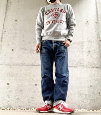 Graues Sweatshirts kombinieren – 500+ Herren Outfits: Kombinieren Sie ein graues Sweatshirts mit dunkelblauen Jeans für ein sonntägliches Mittagessen mit Freunden. Suchen Sie nach leichtem Schuhwerk? Wählen Sie roten Sportschuhe für den Tag.