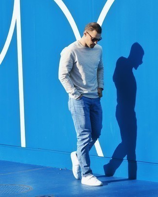 Hellblaue Hose kombinieren – 1200+ Herren Outfits: Die Vielseitigkeit von einem grauen Sweatshirt und einer hellblauen Hose machen sie zu einer lohnenswerten Investition. Fühlen Sie sich mutig? Wählen Sie weißen Segeltuch niedrige Sneakers.