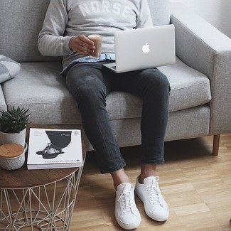 Graues Sweatshirts kombinieren – 500+ Herren Outfits: Ein graues Sweatshirt und dunkelgraue enge Jeans sind eine ideale Outfit-Formel für Ihre Sammlung. Weiße Segeltuch niedrige Sneakers sind eine perfekte Wahl, um dieses Outfit zu vervollständigen.