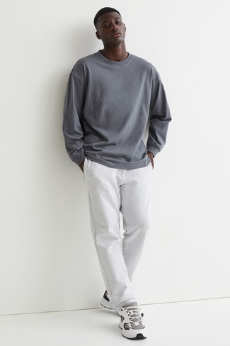 Welche Sportschuhe mit grauen Sweatshirt zu tragen – 110 Herren Outfits: Kombinieren Sie ein graues Sweatshirts mit einem grauen Langarmshirt, um einen lockeren, aber dennoch stylischen Look zu erhalten. Fühlen Sie sich ideenreich? Vervollständigen Sie Ihr Outfit mit Sportschuhen.