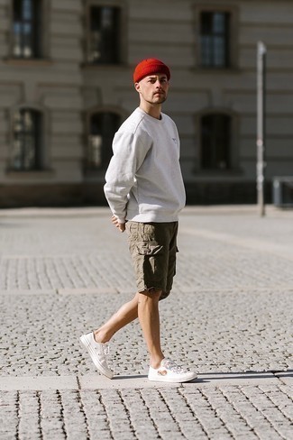 Rotbraune Shorts kombinieren – 129 Herren Outfits: Tragen Sie ein graues Sweatshirts und rotbraunen Shorts, um mühelos alles zu meistern, was auch immer der Tag bringen mag. Ergänzen Sie Ihr Look mit weißen bedruckten Segeltuch niedrigen Sneakers.