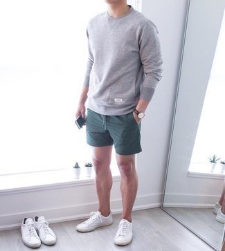 Dunkelgraues Sweatshirts kombinieren – 500+ Herren Outfits: Entscheiden Sie sich für ein dunkelgraues Sweatshirts und dunkelgrünen Shorts für ein Alltagsoutfit, das Charakter und Persönlichkeit ausstrahlt. Weiße Segeltuch niedrige Sneakers sind eine ideale Wahl, um dieses Outfit zu vervollständigen.