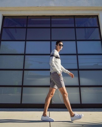Graue Shorts kombinieren – 432 Herren Outfits: Kombinieren Sie ein graues horizontal gestreiftes Sweatshirts mit grauen Shorts für ein bequemes Outfit, das außerdem gut zusammen passt. Weiße Segeltuch niedrige Sneakers sind eine kluge Wahl, um dieses Outfit zu vervollständigen.
