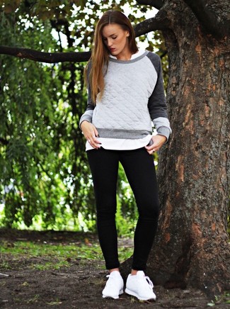 graues gestepptes Sweatshirt, weißes T-shirt mit einer Knopfleiste, schwarze Leggings, weiße Leder niedrige Sneakers für Damen