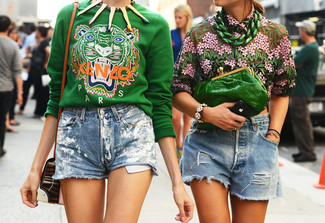 Grünes bedrucktes Sweatshirts kombinieren – 1 Damen Outfits: Wenn Sie ein lockeres Outfit schaffen möchten, macht diese Kombi aus einem grünen bedruckten Sweatshirt und hellblauen Jeansshorts Sinn.