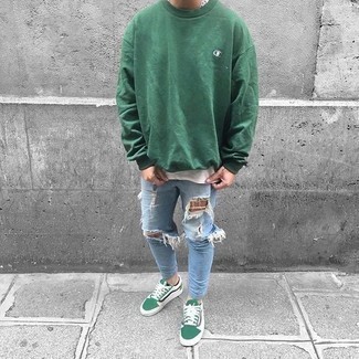 Weiße und grüne Segeltuch niedrige Sneakers kombinieren – 95 Herren Outfits: Kombinieren Sie ein grünes Sweatshirts mit hellblauen engen Jeans mit Destroyed-Effekten für einen entspannten Wochenend-Look. Weiße und grüne Segeltuch niedrige Sneakers putzen umgehend selbst den bequemsten Look heraus.