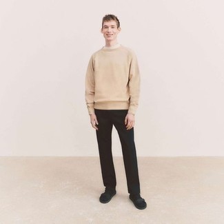 Sweatshirts kombinieren – 206 Lässige Herren Outfits: Kombinieren Sie ein Sweatshirts mit einer schwarzen Chinohose für einen bequemen Alltags-Look. Machen Sie diese Aufmachung leger mit schwarzen Segeltuchsandalen.