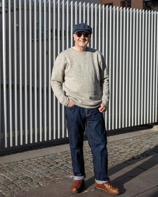 Braune Lederarbeitsstiefel kombinieren – 186 Herren Outfits: Kombinieren Sie ein graues Sweatshirts mit dunkelblauen Jeans, um einen lockeren, aber dennoch stylischen Look zu erhalten. Wenn Sie nicht durch und durch formal auftreten möchten, entscheiden Sie sich für braunen Lederarbeitsstiefel.