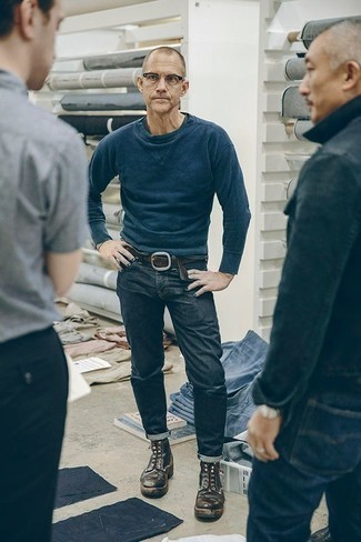 50 Jährige: Dunkelblaues Sweatshirts kombinieren – 5 Casual Herren Outfits: Kombinieren Sie ein dunkelblaues Sweatshirts mit dunkelblauen Jeans für einen bequemen Alltags-Look. Eine dunkelbraune Lederfreizeitstiefel bringen klassische Ästhetik zum Ensemble.
