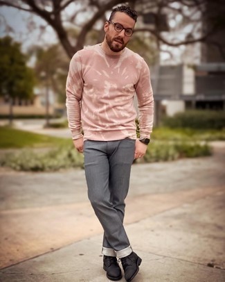 Fuchsia Sweatshirts kombinieren – 79 Herren Outfits: Tragen Sie ein fuchsia Sweatshirts und dunkelgrauen Jeans, um einen lockeren, aber dennoch stylischen Look zu erhalten. Fühlen Sie sich ideenreich? Vervollständigen Sie Ihr Outfit mit einer dunkelbraunen Lederfreizeitstiefeln.