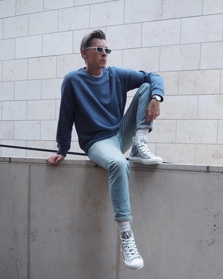 Dunkelblaues Sweatshirts kombinieren – 210 Herren Outfits: Kombinieren Sie ein dunkelblaues Sweatshirts mit hellblauen Jeans für ein bequemes Outfit, das außerdem gut zusammen passt. Fühlen Sie sich ideenreich? Entscheiden Sie sich für grauen bedruckten hohe Sneakers aus Segeltuch.