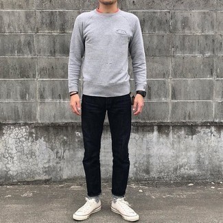 30 Jährige: Graue Socken kombinieren – 500+ Casual Herren Outfits: Ein graues Sweatshirt und graue Socken sind eine perfekte Outfit-Formel für Ihre Sammlung. Fühlen Sie sich mutig? Entscheiden Sie sich für weißen Segeltuch niedrige Sneakers.