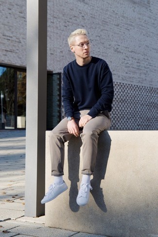 Dunkelblaues Sweatshirts kombinieren – 210 Herren Outfits: Erwägen Sie das Tragen von einem dunkelblauen Sweatshirt und grauen Jeans für einen bequemen Alltags-Look. Weiße niedrige Sneakers sind eine ideale Wahl, um dieses Outfit zu vervollständigen.