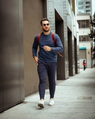Rotbraunen Rucksack kombinieren – 399 Herren Outfits: Für ein bequemes Couch-Outfit, kombinieren Sie ein dunkelblaues Sweatshirts mit einem rotbraunen Rucksack. Setzen Sie bei den Schuhen auf die klassische Variante mit weißen Segeltuch niedrigen Sneakers.