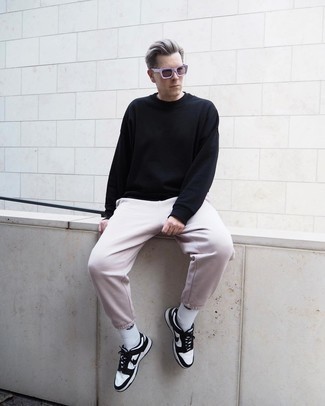 Schwarzes Sweatshirts kombinieren – 212 Herren Outfits: Entscheiden Sie sich für Komfort in einem schwarzen Sweatshirt und einer rosa Jogginghose. Vervollständigen Sie Ihr Look mit weißen und schwarzen Leder niedrigen Sneakers.