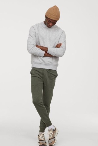 Graues Sweatshirts kombinieren – 500+ Herren Outfits: Kombinieren Sie ein graues Sweatshirts mit einer olivgrünen Jogginghose für einen entspannten Wochenend-Look. Fühlen Sie sich mutig? Entscheiden Sie sich für beige Sportschuhe.