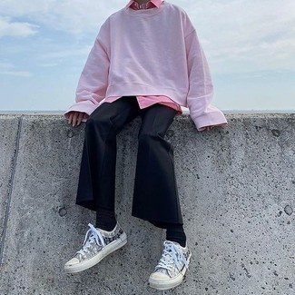 Rosa Sweatshirts kombinieren – 79 Herren Outfits: Kombinieren Sie ein rosa Sweatshirts mit einer schwarzen Chinohose für ein sonntägliches Mittagessen mit Freunden. Ergänzen Sie Ihr Look mit grauen bedruckten Segeltuch niedrigen Sneakers.