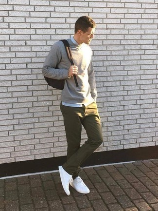 Braunen Segeltuch Rucksack kombinieren – 100 Herren Outfits: Erwägen Sie das Tragen von einem grauen Sweatshirt und einem braunen Segeltuch Rucksack für einen entspannten Wochenend-Look. Entscheiden Sie sich für weißen Segeltuch niedrige Sneakers, um Ihr Modebewusstsein zu zeigen.