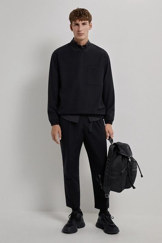 Schwarzen Segeltuchgürtel kombinieren – 215 Herren Outfits: Für ein bequemes Couch-Outfit, tragen Sie ein schwarzes Sweatshirts und einen schwarzen Segeltuchgürtel. Schwarze Sportschuhe fügen sich nahtlos in einer Vielzahl von Outfits ein.