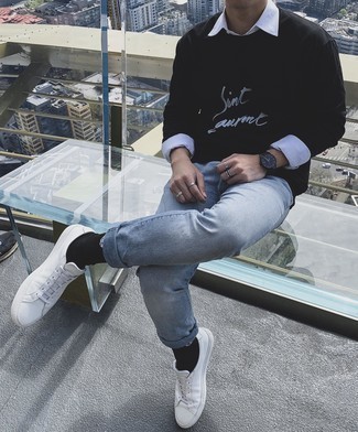 Schwarzes Sweatshirts kombinieren – 212 Herren Outfits: Paaren Sie ein schwarzes Sweatshirts mit hellblauen Jeans für ein Alltagsoutfit, das Charakter und Persönlichkeit ausstrahlt. Dieses Outfit passt hervorragend zusammen mit weißen Leder niedrigen Sneakers.