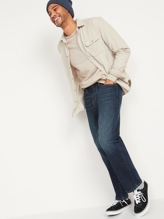Hellbeige Pullover kombinieren – 1200+ Herren Outfits: Entscheiden Sie sich für einen hellbeige Pullover und dunkelblauen Jeans für ein großartiges Wochenend-Outfit. Fühlen Sie sich ideenreich? Komplettieren Sie Ihr Outfit mit schwarzen und weißen Segeltuch niedrigen Sneakers.