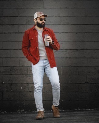 Beige Baseballkappe kombinieren – 427 Herren Outfits: Kombinieren Sie ein graues Sweatshirts mit einer beige Baseballkappe für einen entspannten Wochenend-Look. Machen Sie Ihr Outfit mit braunen Chukka-Stiefeln aus Wildleder eleganter.