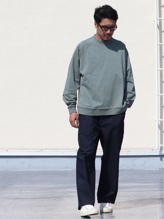 Mintgrünes Sweatshirts kombinieren – 43 Herren Outfits: Kombinieren Sie ein mintgrünes Sweatshirts mit einer dunkelblauen Chinohose, um einen lockeren, aber dennoch stylischen Look zu erhalten. Weiße Segeltuch niedrige Sneakers sind eine großartige Wahl, um dieses Outfit zu vervollständigen.