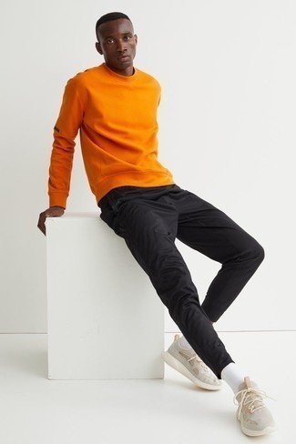 20 Jährige: Orange Sweatshirts kombinieren – 14 Casual Frühling Herren Outfits: Entscheiden Sie sich für ein orange Sweatshirts und eine schwarze Chinohose für ein sonntägliches Mittagessen mit Freunden. Wenn Sie nicht durch und durch formal auftreten möchten, entscheiden Sie sich für hellbeige Sportschuhe. Ein stylisches Frühlings-Outfit.