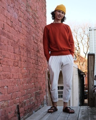 30 Jährige: Weiße Jogginghose kombinieren – 26 Herren Outfits: Entscheiden Sie sich für Komfort in einem orange Sweatshirt und einer weißen Jogginghose. Fühlen Sie sich ideenreich? Entscheiden Sie sich für dunkelbraunen Ledersandalen.