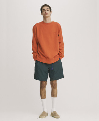 Olivgrüne Sportshorts kombinieren – 67 Herren Outfits: Erwägen Sie das Tragen von einem orange Sweatshirt und olivgrünen Sportshorts für einen entspannten Wochenend-Look. Fühlen Sie sich mutig? Vervollständigen Sie Ihr Outfit mit beige Slip-On Sneakers aus Segeltuch.