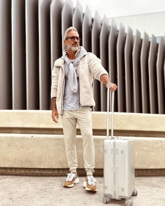Weißen Koffer kombinieren – 4 Herren Outfits: Ein graues Sweatshirt und ein weißer Koffer sind das Outfit Ihrer Wahl für faule Tage. Mehrfarbige Sportschuhe sind eine gute Wahl, um dieses Outfit zu vervollständigen.