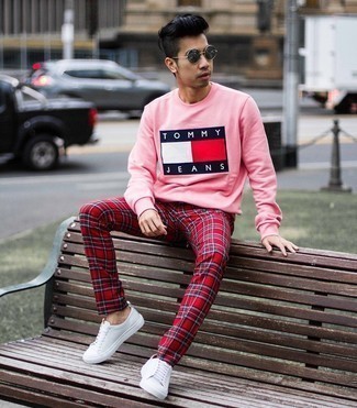 Rosa bedrucktes Sweatshirts kombinieren – 18 Herren Outfits: Tragen Sie ein rosa bedrucktes Sweatshirts und eine rote Chinohose mit Schottenmuster für einen bequemen Alltags-Look. Ergänzen Sie Ihr Look mit weißen Segeltuch niedrigen Sneakers.