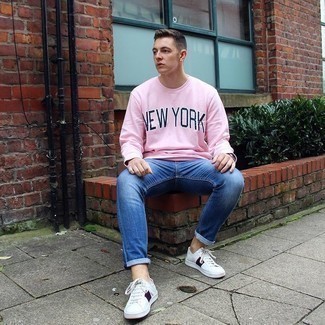 Rosa bedrucktes Sweatshirts kombinieren – 18 Herren Outfits: Kombinieren Sie ein rosa bedrucktes Sweatshirts mit blauen Jeans, um einen lockeren, aber dennoch stylischen Look zu erhalten. Weiße und schwarze Segeltuch niedrige Sneakers sind eine ideale Wahl, um dieses Outfit zu vervollständigen.