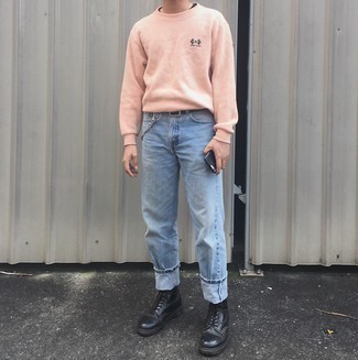 Rosa Sweatshirts kombinieren – 79 Herren Outfits: Kombinieren Sie ein rosa Sweatshirts mit hellblauen Jeans für einen bequemen Alltags-Look. Machen Sie Ihr Outfit mit einer schwarzen Lederfreizeitstiefeln eleganter.