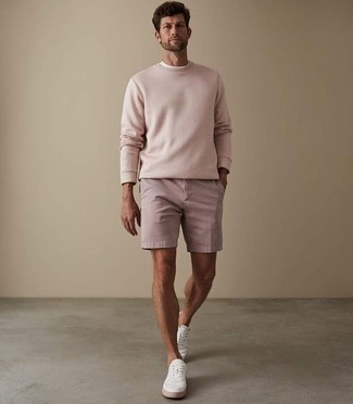 Fuchsia Shorts kombinieren – 97 Herren Outfits: Kombinieren Sie ein rosa Sweatshirts mit fuchsia Shorts für einen bequemen Alltags-Look. Vervollständigen Sie Ihr Look mit weißen Segeltuch niedrigen Sneakers.