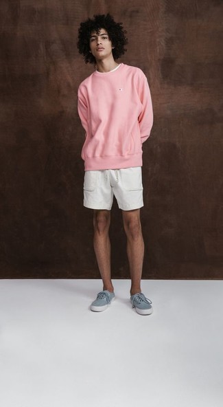 Wie rosa Sweatshirts mit weißer Shorts zu kombinieren – 2 Herren Outfits: Tragen Sie ein rosa Sweatshirts und weißen Shorts für ein Alltagsoutfit, das Charakter und Persönlichkeit ausstrahlt. Ergänzen Sie Ihr Look mit hellblauen Segeltuch niedrigen Sneakers.