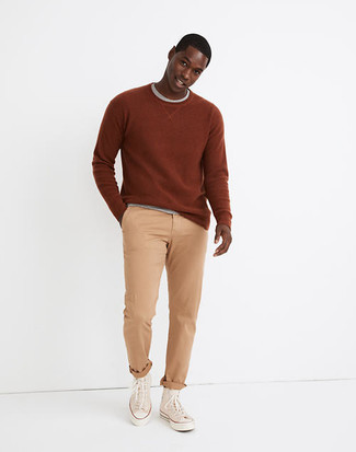 Rotbraunes Sweatshirts kombinieren – 71 Herren Outfits: Kombinieren Sie ein rotbraunes Sweatshirts mit einer beige Chinohose, um einen lockeren, aber dennoch stylischen Look zu erhalten. Fühlen Sie sich ideenreich? Vervollständigen Sie Ihr Outfit mit hellbeige hohen Sneakers aus Segeltuch.