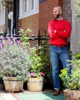 Dunkelbraune Slipper kombinieren – 500+ Frühling Herren Outfits: Kombinieren Sie ein rotes Sweatshirts mit blauen Jeans für ein bequemes Outfit, das außerdem gut zusammen passt. Fühlen Sie sich ideenreich? Komplettieren Sie Ihr Outfit mit dunkelbraunen Slippern. Ein insgesamt sehr toller Frühlings-Look.