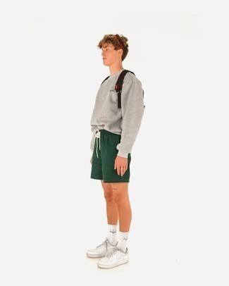 Braunen Segeltuch Rucksack kombinieren – 100 Herren Outfits: Entscheiden Sie sich für Komfort in einem grauen Sweatshirt und einem braunen Segeltuch Rucksack. Fügen Sie weißen Segeltuch niedrige Sneakers für ein unmittelbares Style-Upgrade zu Ihrem Look hinzu.